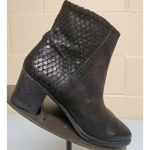 Gidigio Black Leather Reptile Design Bootie/Ankle - Picture 5 of 12